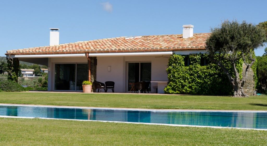 CONSTRUCTION DE MAISONS DE PLAIN PIED AVEC PISCINE maisons eugie modèle capucine T5 plain pied contemporain moderne décoration façade toiture pente 33% matériaux régionaux construction traditionnelle tarn et garonne montauban