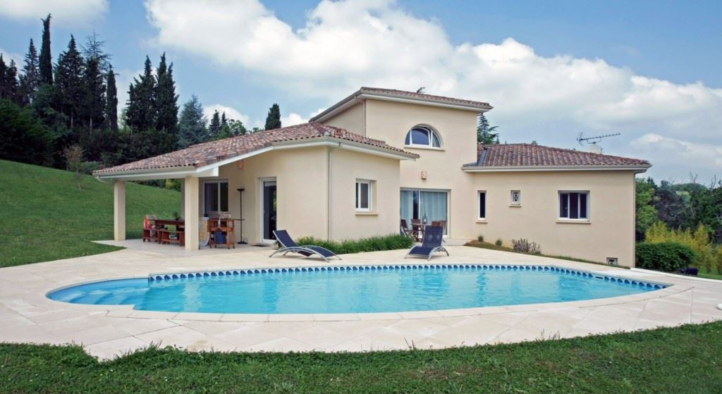 MAISON TRADITIONNELLE A ETAGE ET PISCINE - CONSTRUCTION MAISONS EUGIE maisons eugie modèle capucine T5 plain pied contemporain moderne décoration façade toiture pente 33% matériaux régionaux construction traditionnelle tarn et garonne montauban